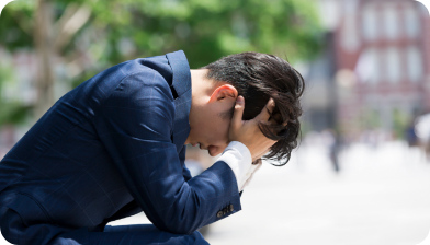 悩んでいる人のイメージ